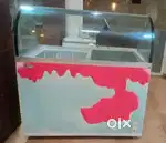 Ice-cream fridge with display