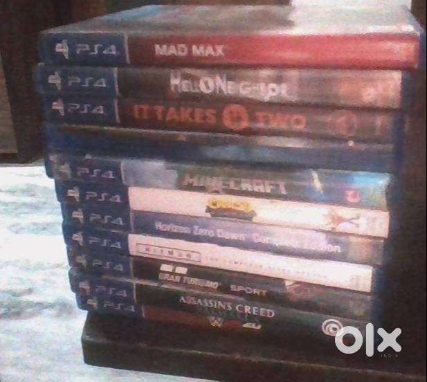 Used PS4 and used cds ( ps4 bit damaged)