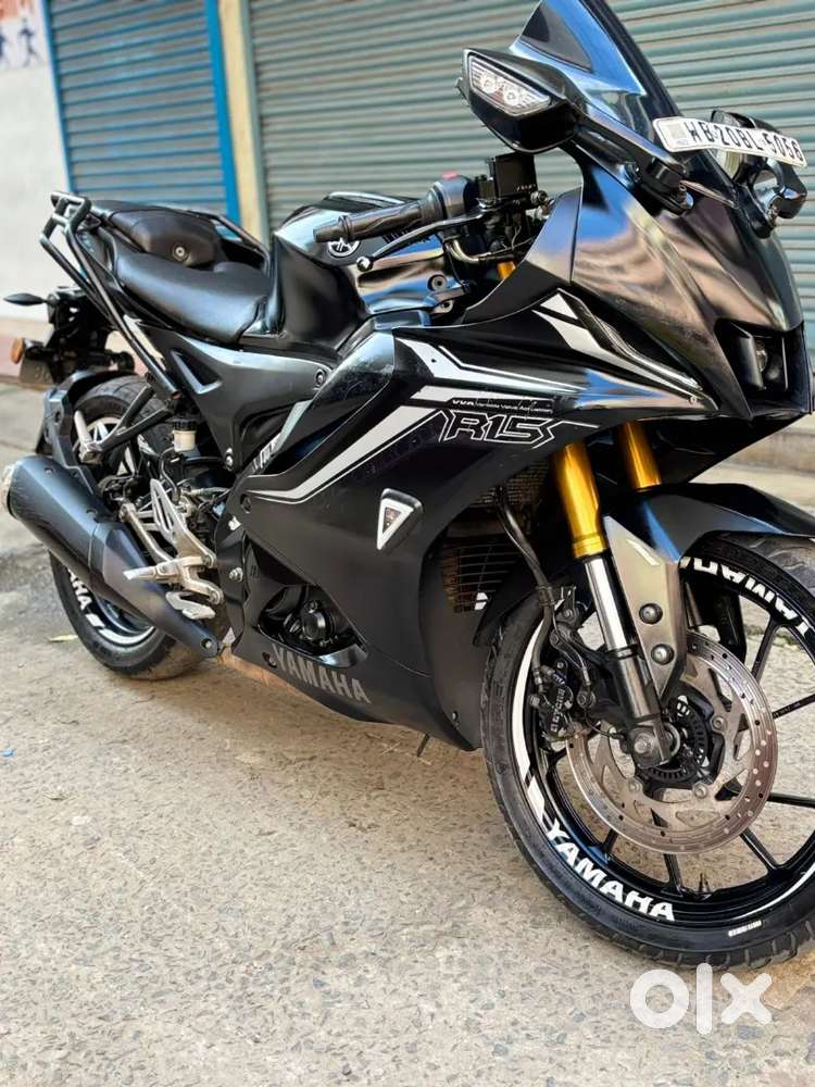 R15V4 2022 model ist owner cash purchase super mint condition fully