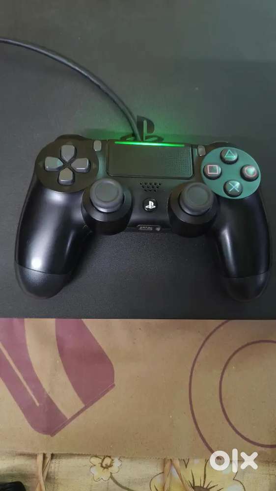 Ps4 slim 1TB good condition version 13.02 and 2 digital game batman