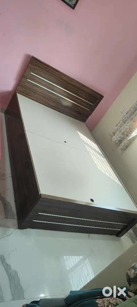 Plywood diwan 4*6