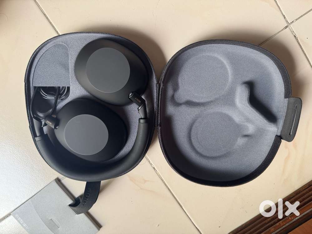 Selling Sony XM6 headphones