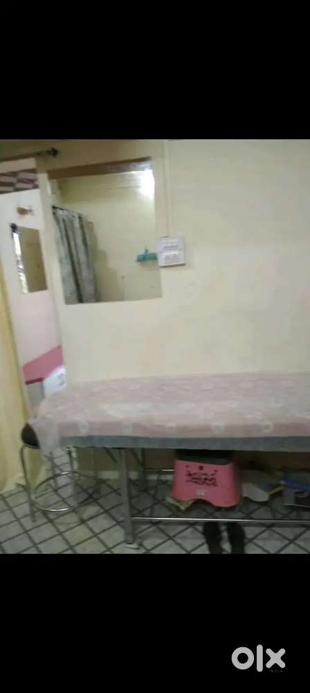 Rurninng beauty parlour on sall