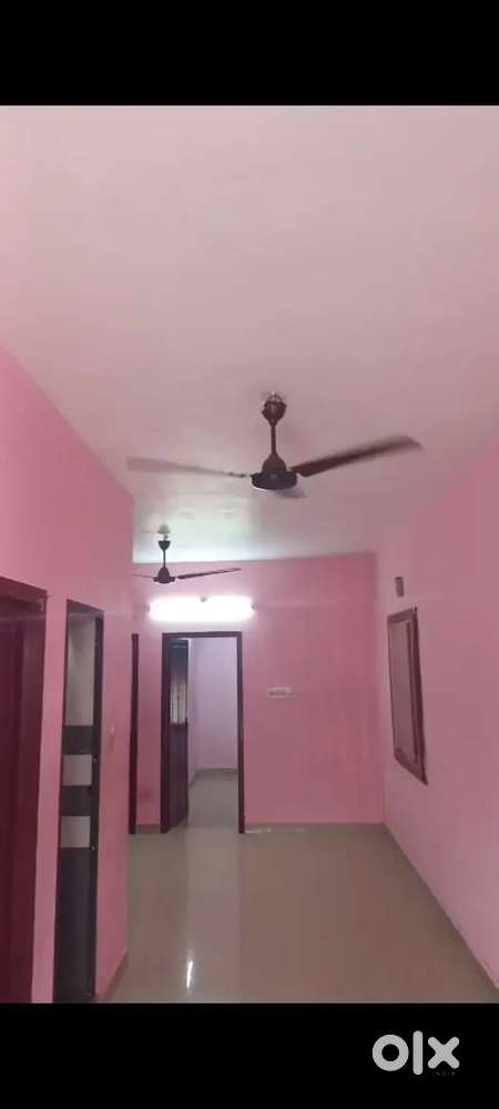 2 നില ഉള്ള വീടിന്റെ മുകളിലത്തെ നിലയിൽ 2 ബെഡ്‌റൂം വലിയ ഹാൾ
