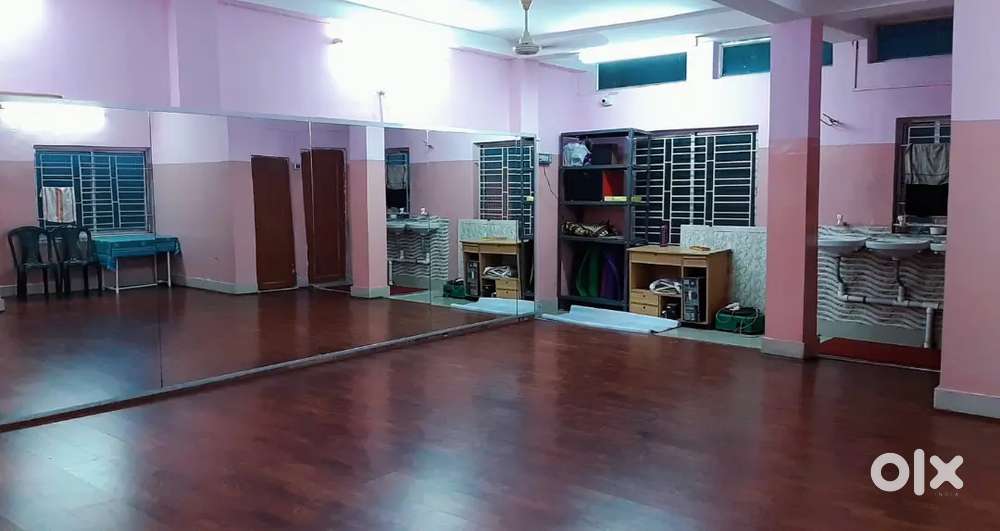 Instant shifting available 1300 sq.ft. fully commercial space rent.