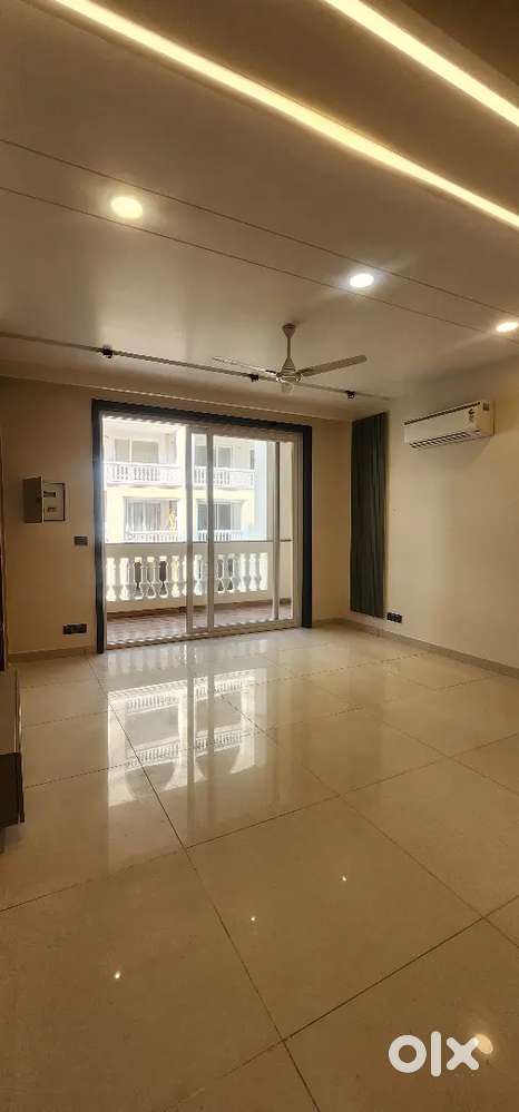 Ultra Luxurious 3BHK with Lift & 5 Star Rating Society Club House..