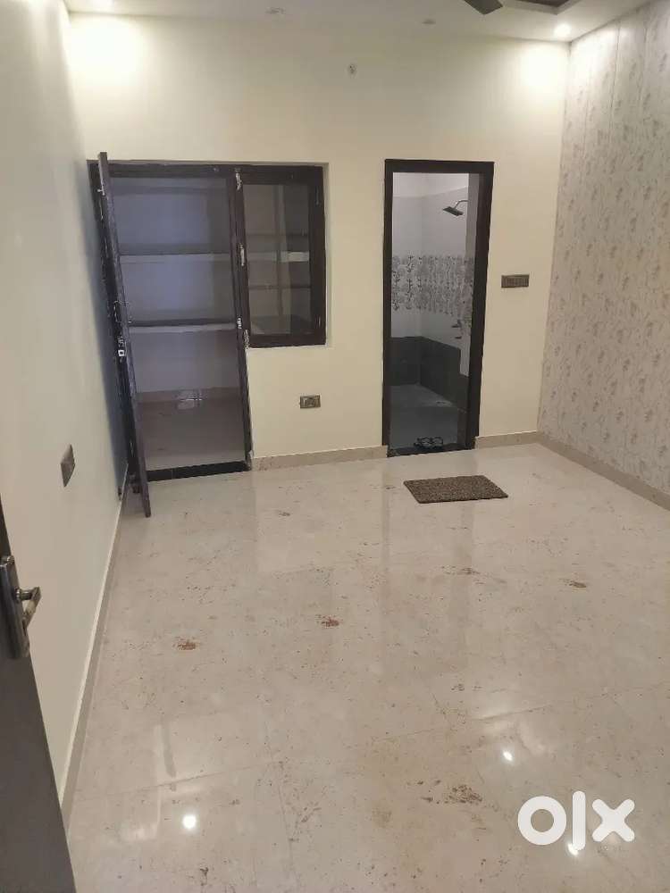 Fully independent 2BHK on second floor in jankipuram for family