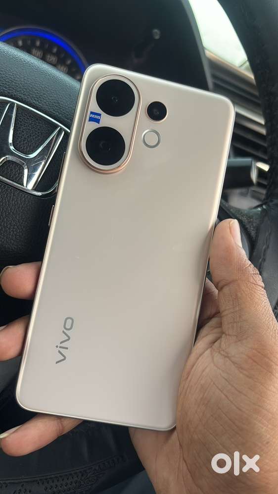 Vivo V60 zeiss Lens 100x zooming phone @33000 rs only