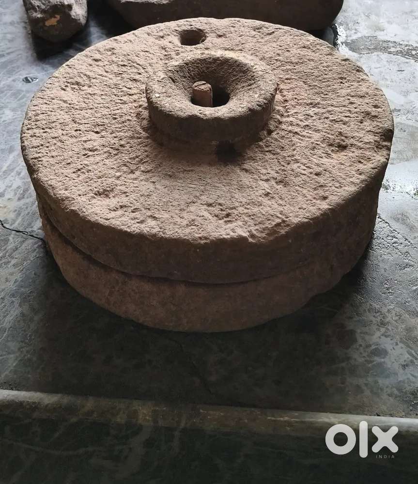Aata chakki pathar ki Hai aur acchi condition mein hai