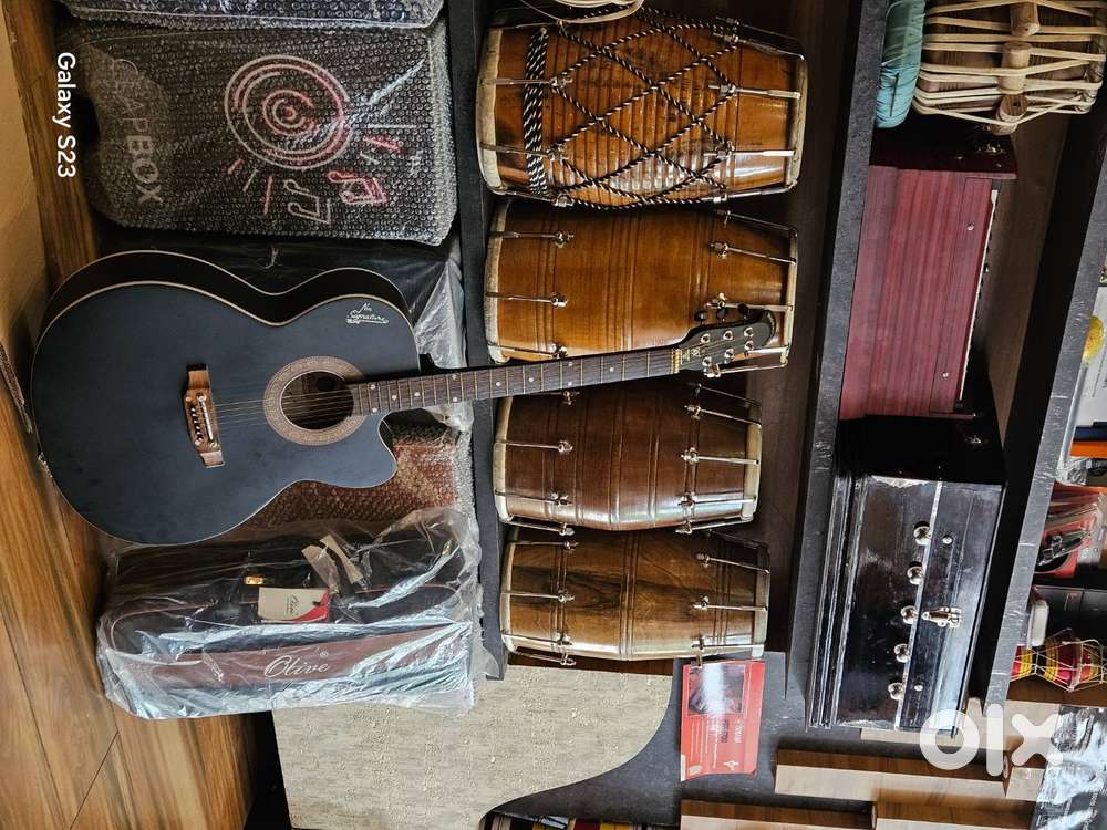 MintCondition WOOD Acoustic Guitar  Almost New  Built-in OutputJack