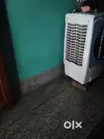 Cafe main safai aur bartan dhone wala