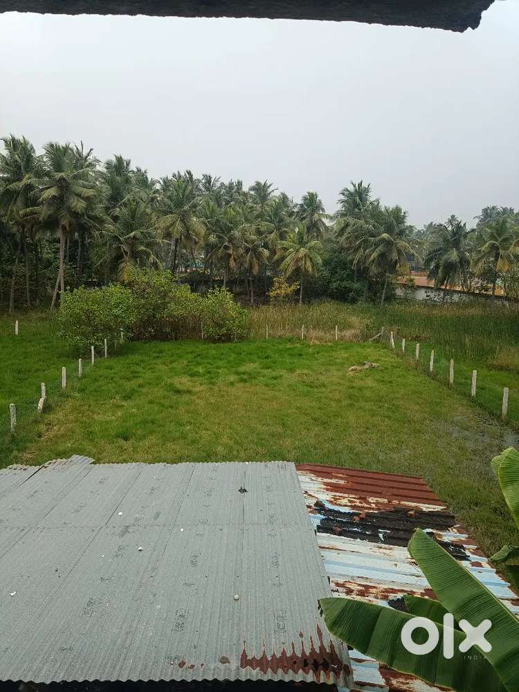 5500 sqft land area with shared path