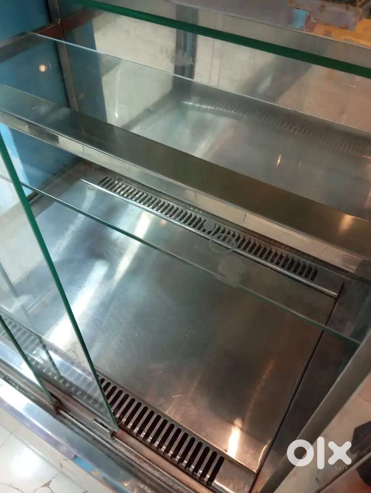 Cake display counter