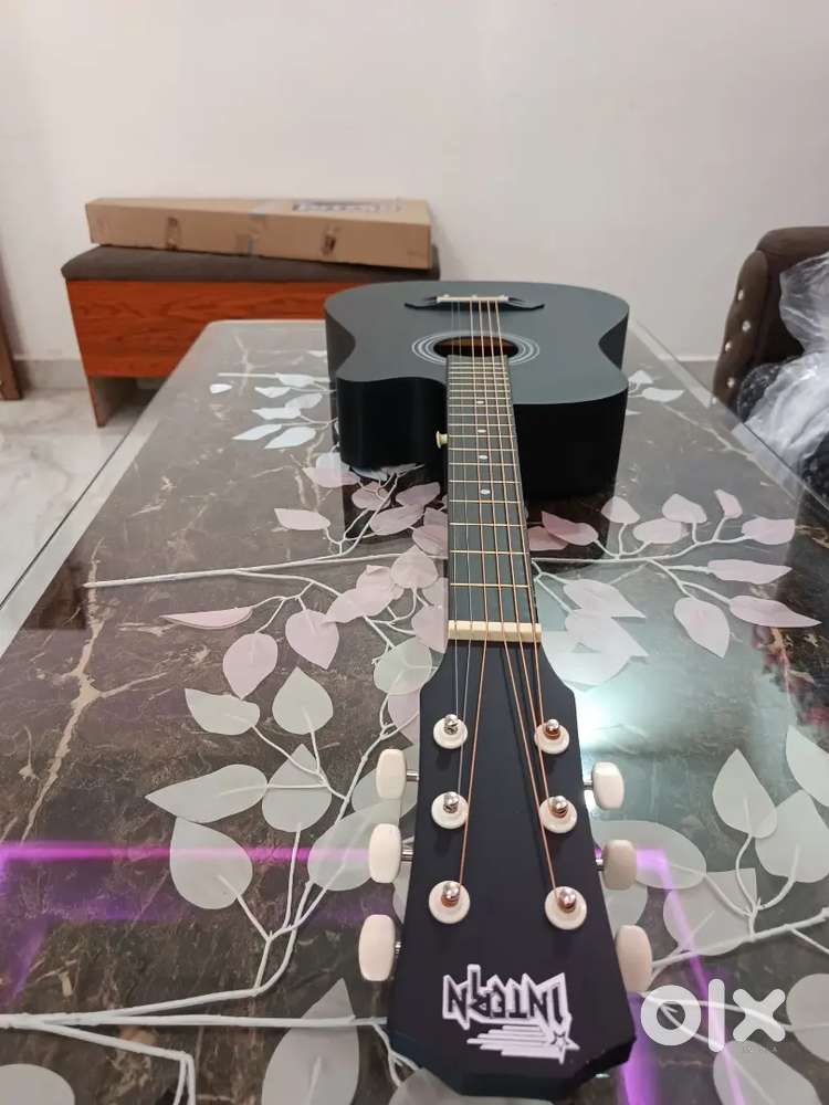 Guitar intern in excellent condition