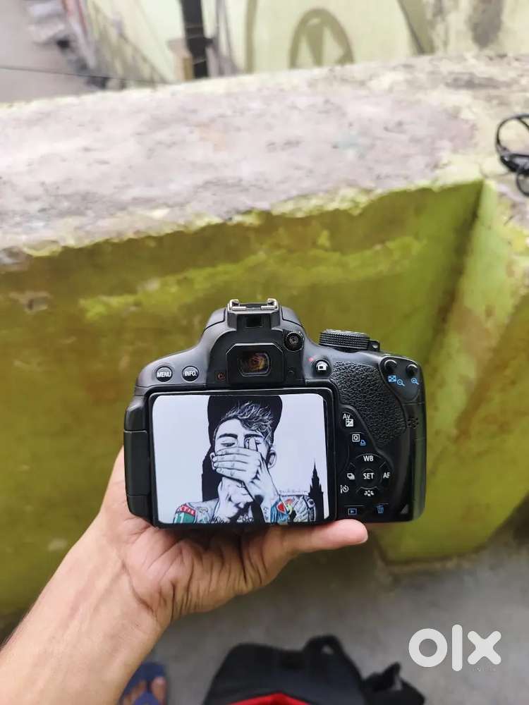 Canon 700d dslr camera