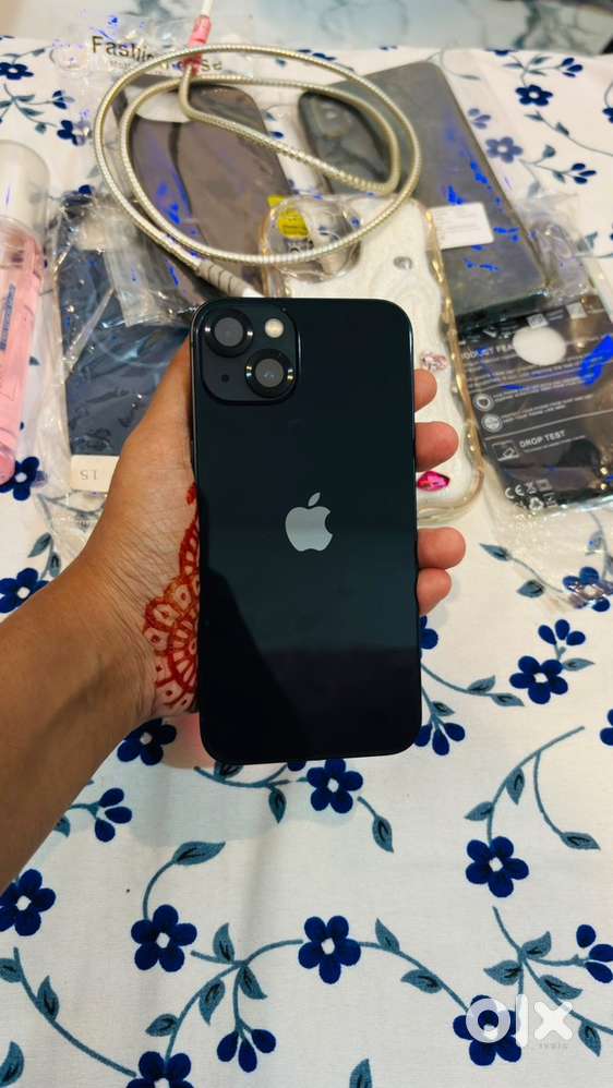 Iphone 13 9month old with box, bill and with 10 covers.