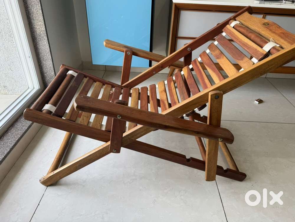 Wooden relaxing chair
