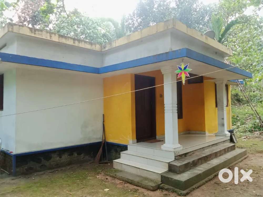150 cents plote sale with house.. 30000/ cents.. At kuravilangad