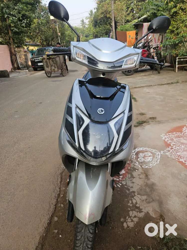Okaya scooter full new condition silver colour