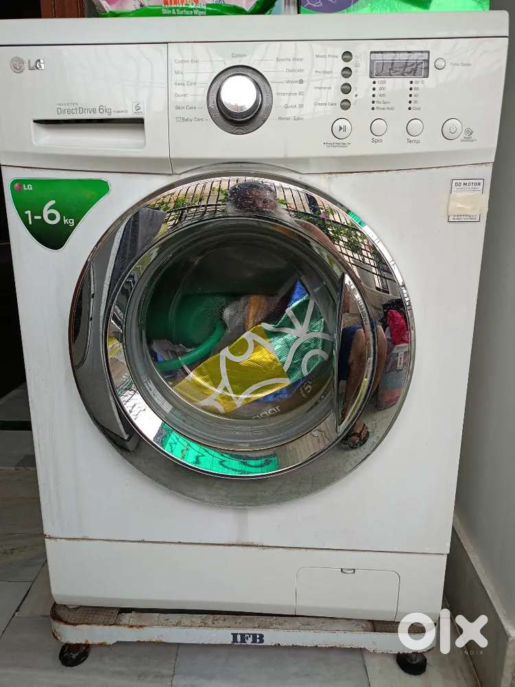 LG 6 kg front load fully automatic washing machine