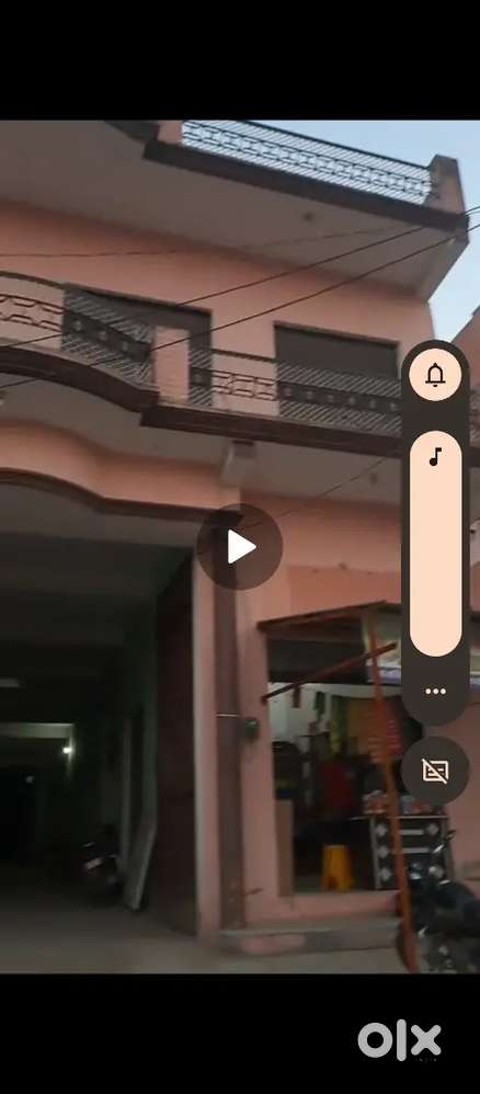 This house is on main road 10 Shops