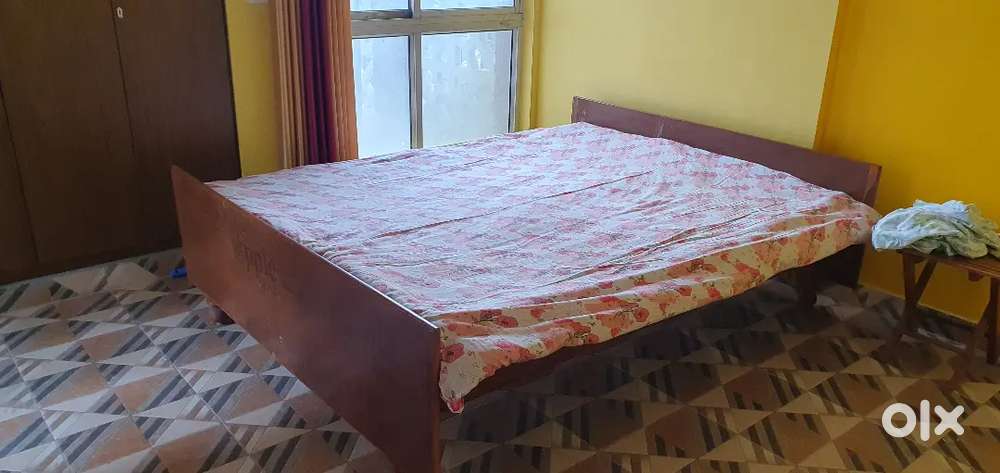 Double bed wooden 6'x6.6' Cot for sale