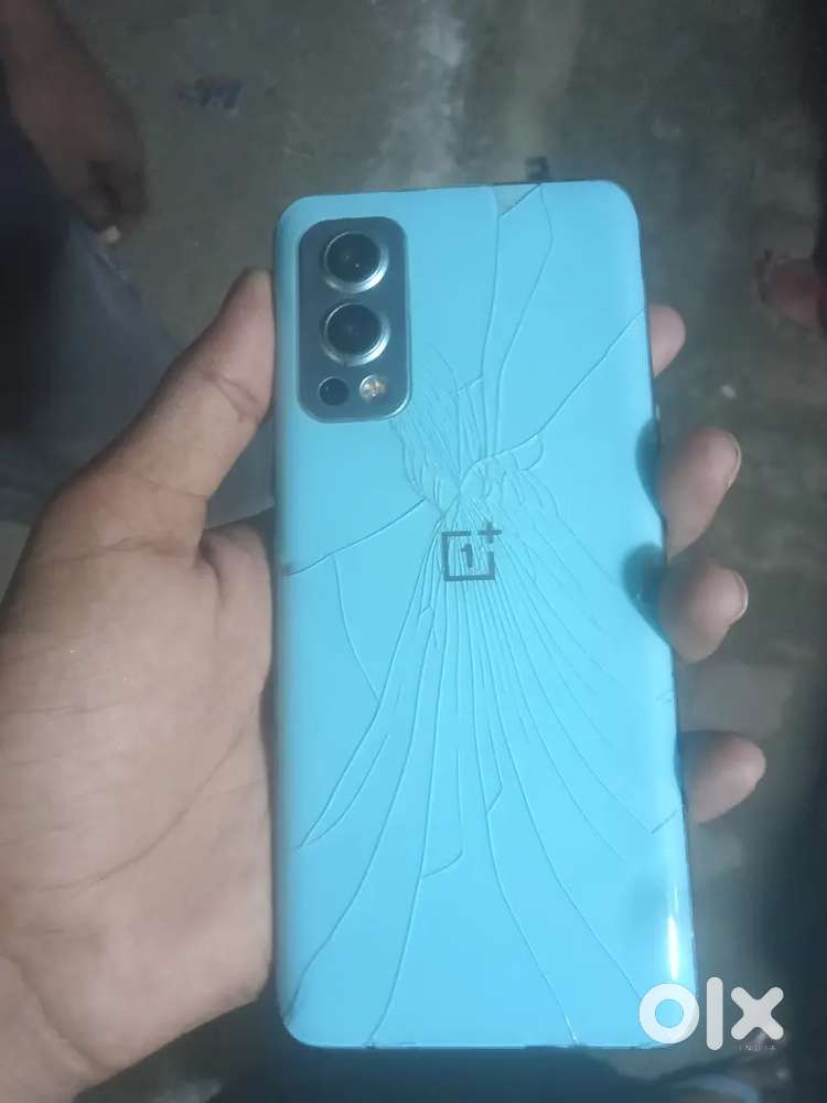 8 monthly ka chala hua hai back screen futa hua hai thoda sa