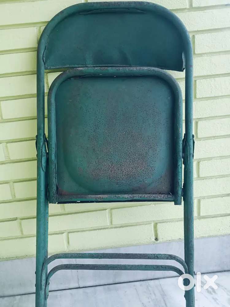 পুরোনো লোহার ফোল্ডিং চেয়ার (Rustic Look)