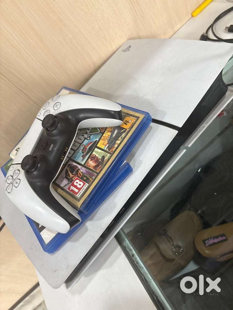 Haptic feedback + adaptive triggers for next-level gameplay.