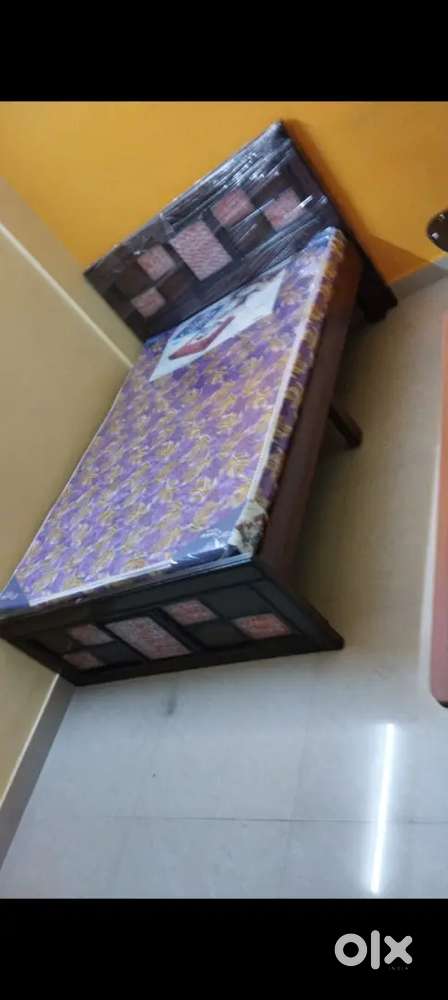 Supreet furniture brand New 5/6.5 cot queen size