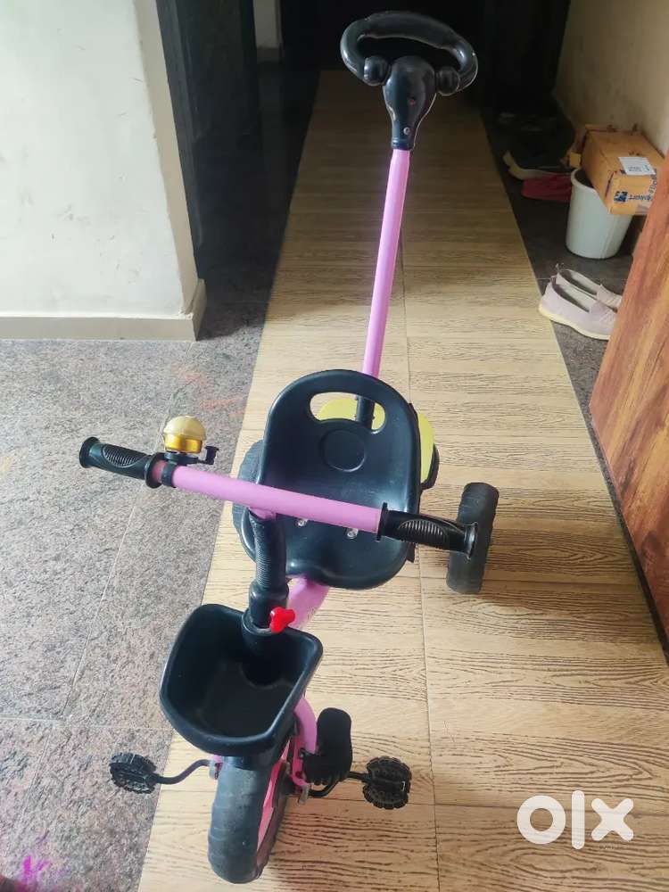 Kids tricycle with parental control handle
