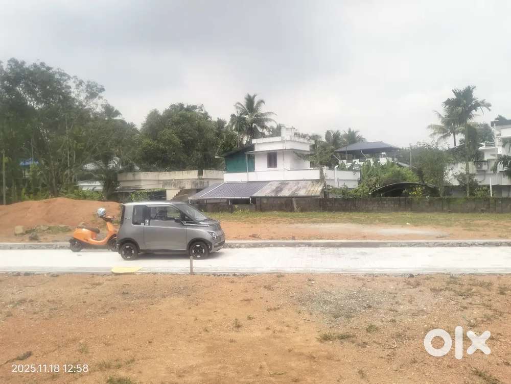 Thripunithura Thiruvankulam near vennikulam town area plot for sale