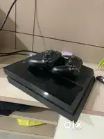  PlayStation 4 (500GB) + 2 Original Remotes + 4 Top Games