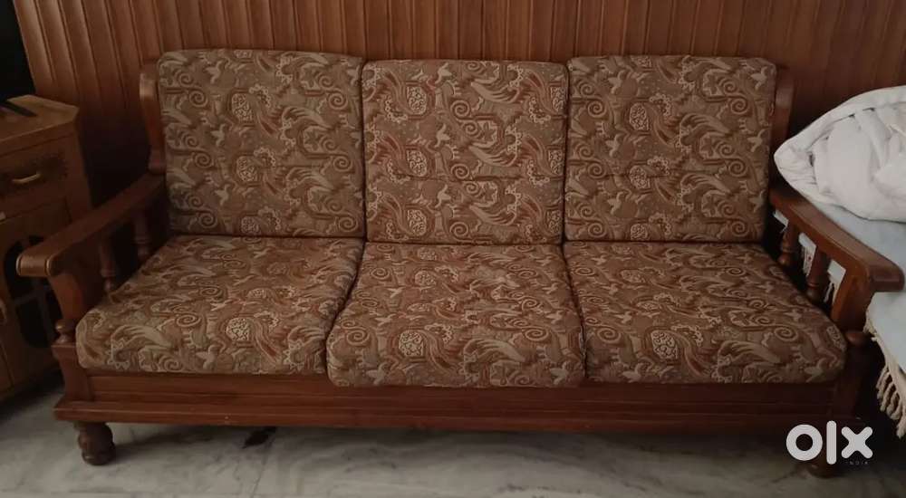 5 Seater Wooden Sofa Set (3+1+1) – Excellent Condition with Cushions