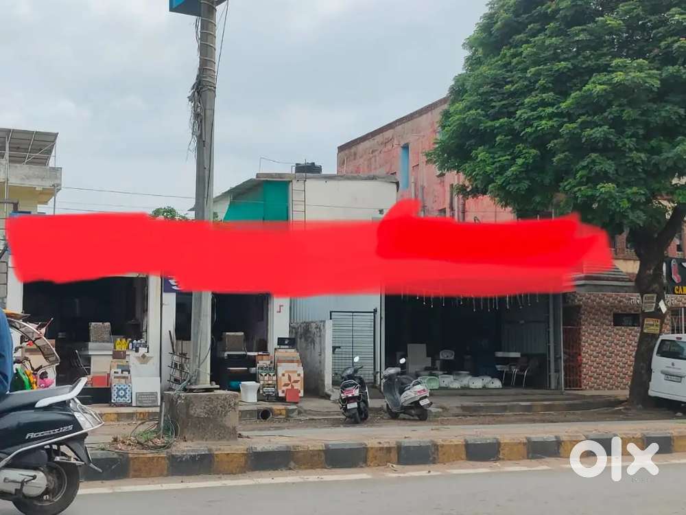 1000 ke uper space kiraya pe dena he manewada chowk me men road tuch