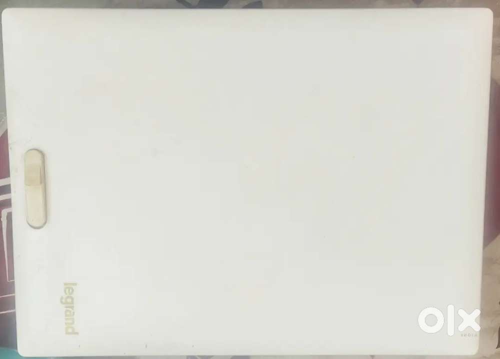 Legrand Ekinox 507672 8 Way TPN Distribution Board