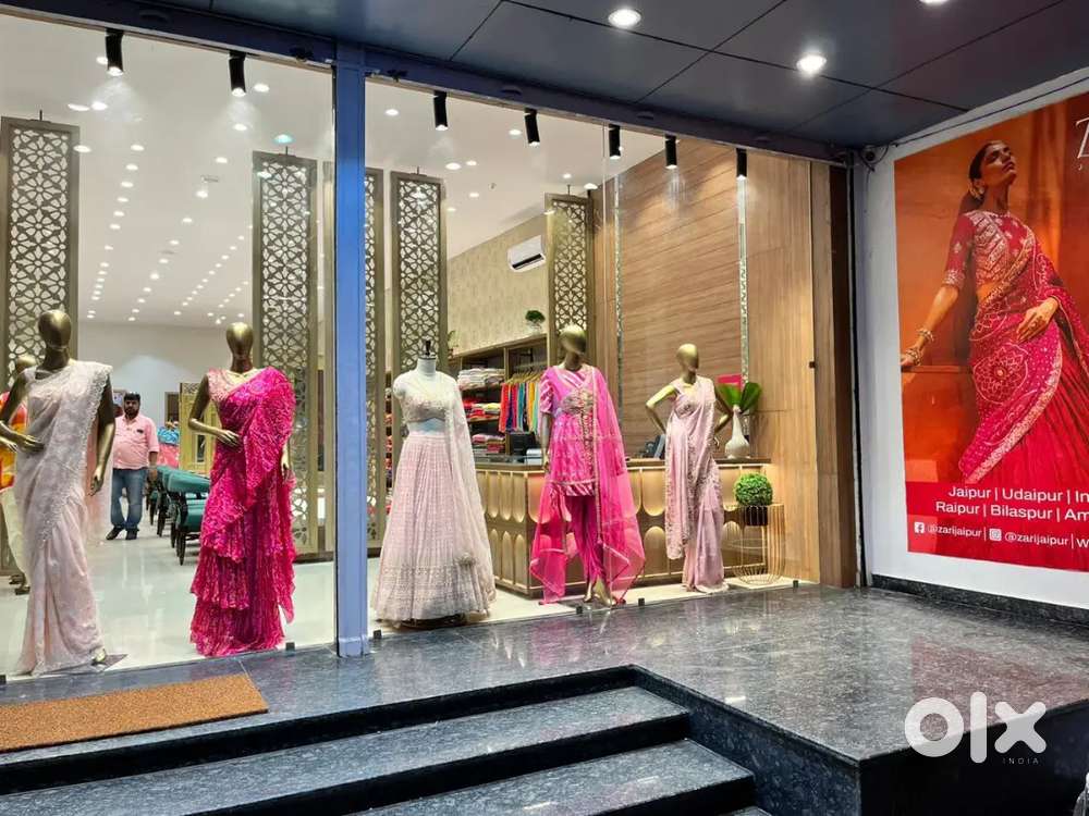 लड़के/लड़कियो की SAREE SHOWROOM में आवश्यकता है।(HR ARSHI SINGH MA'AM)