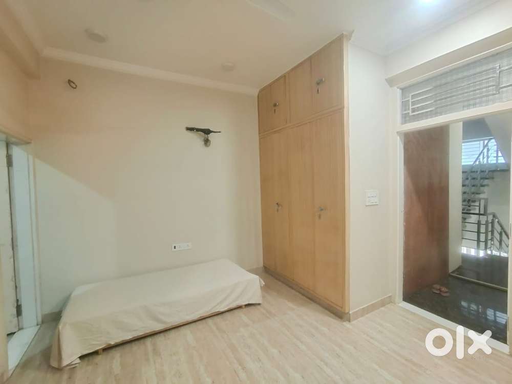 East facing furnished studio apart. Parking Rangoli Rd -LadyPG/Family