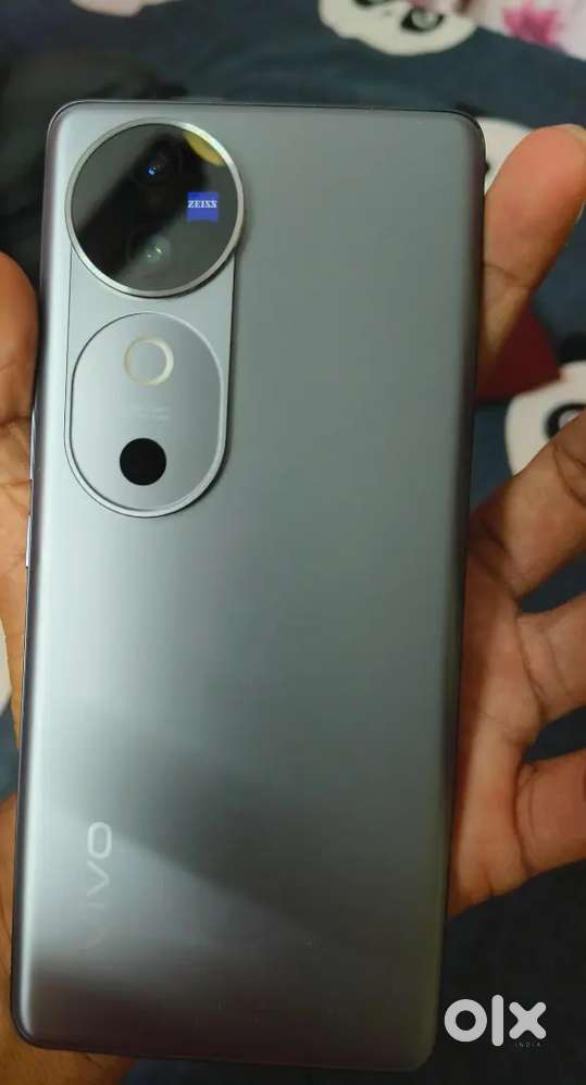 Vivo vivo v40 1 year old everything was in perfect condition.