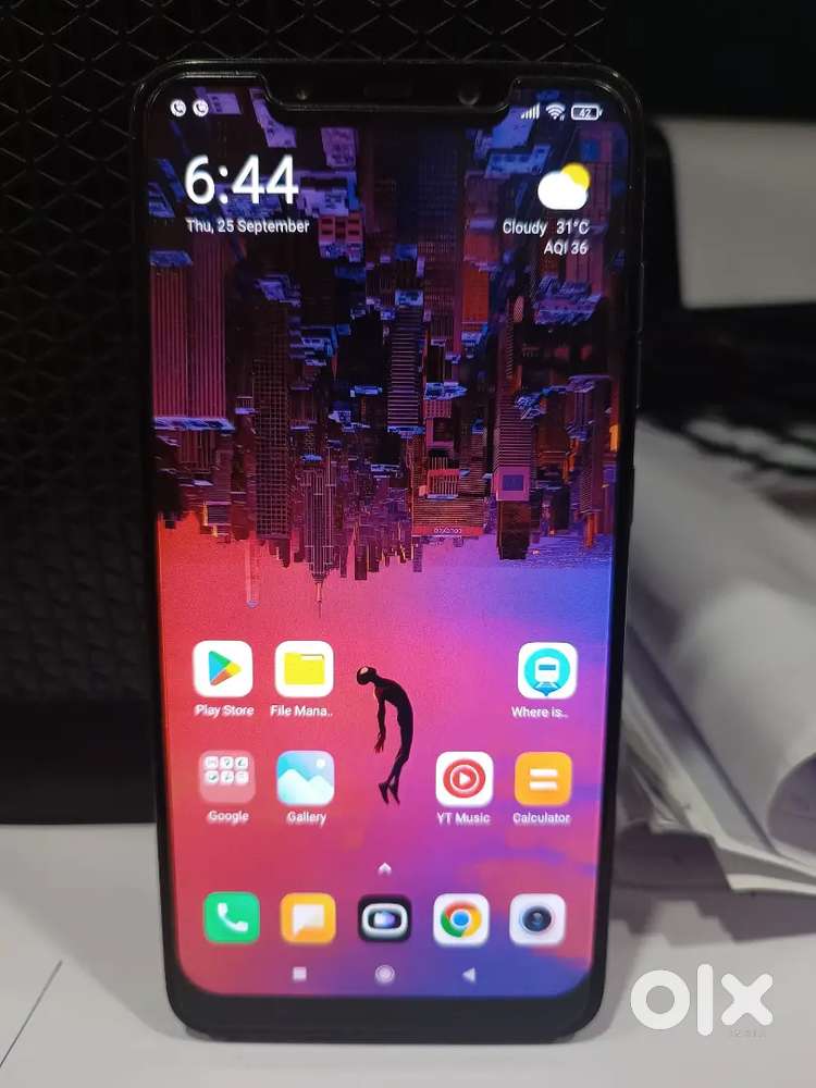 POCO F1 (6/128) ₹4000