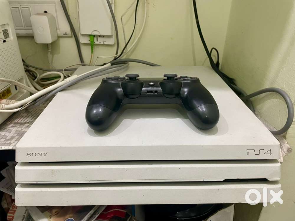 PS4 pro 1TB - white