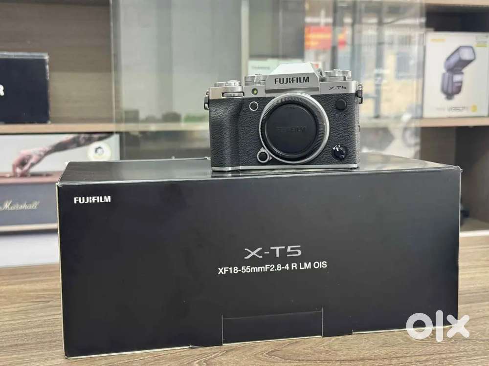 FUJIFILM X-T5 Mirrorless Camera (Black) with 16-80mm f/1:4 Lens