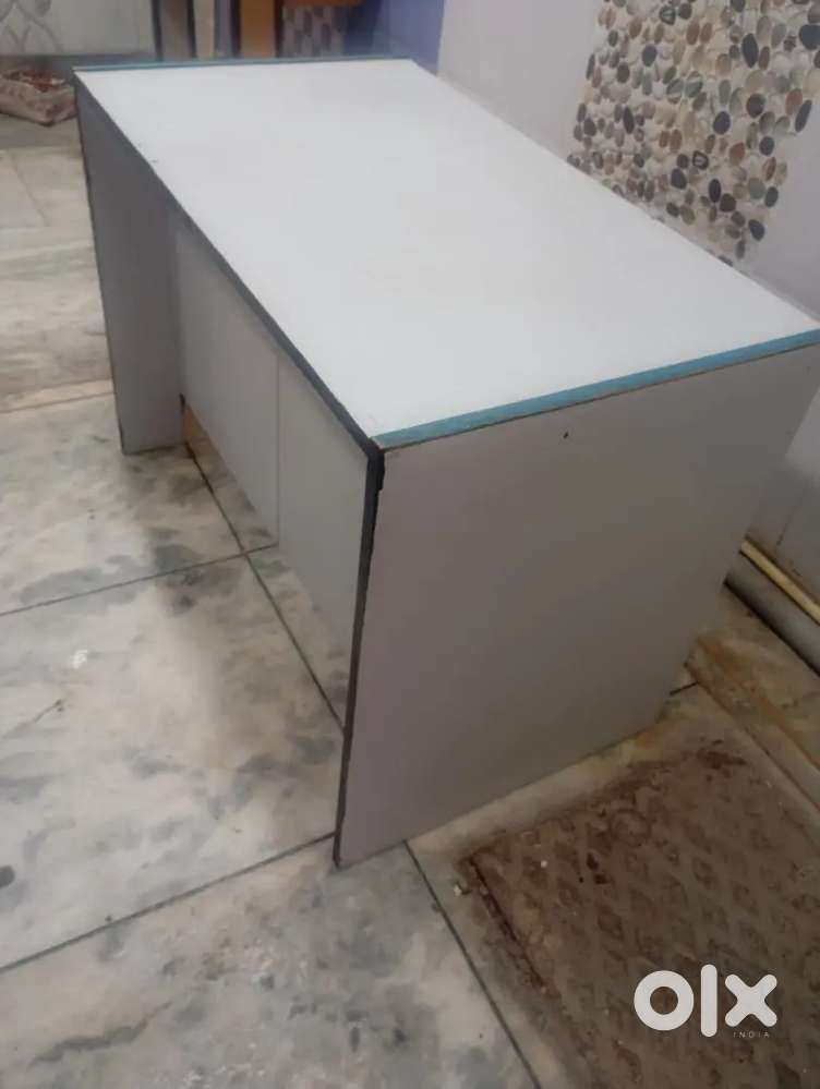 Study cum counter table size 4 by2' & 2 wooden side table very good