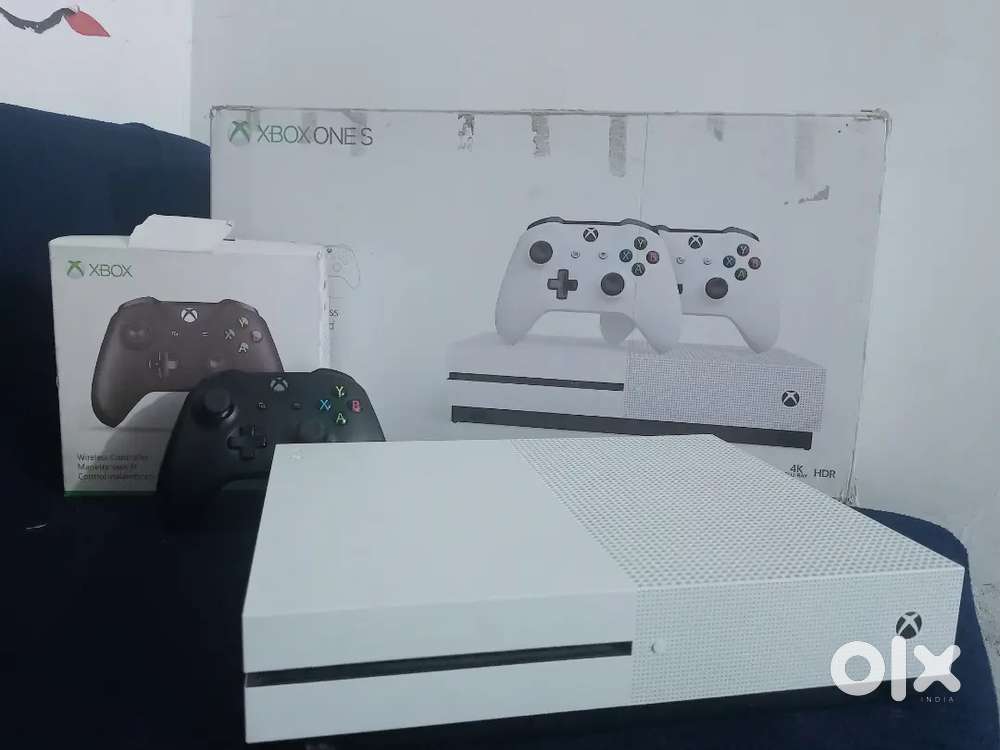 Xbox One S Console + Projector + Controller + HDDs