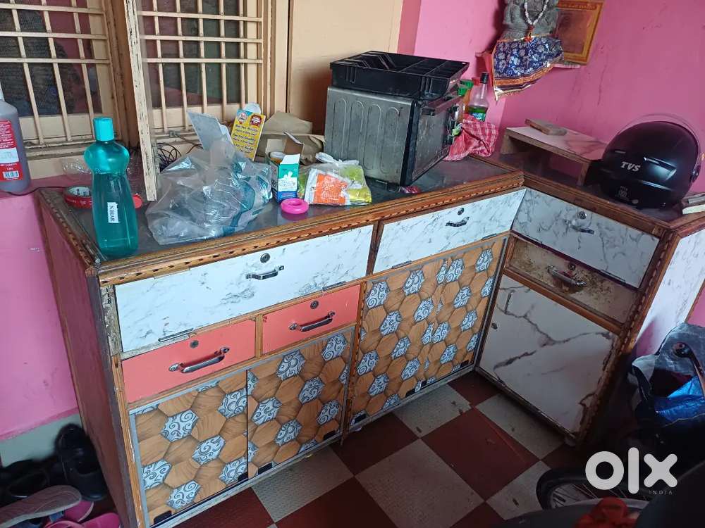 Cash counter with showcase