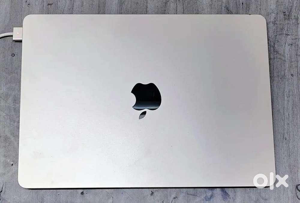 MacBook Air m2 8gb ram. 256 GB SSD. May 2026 tak warranty
