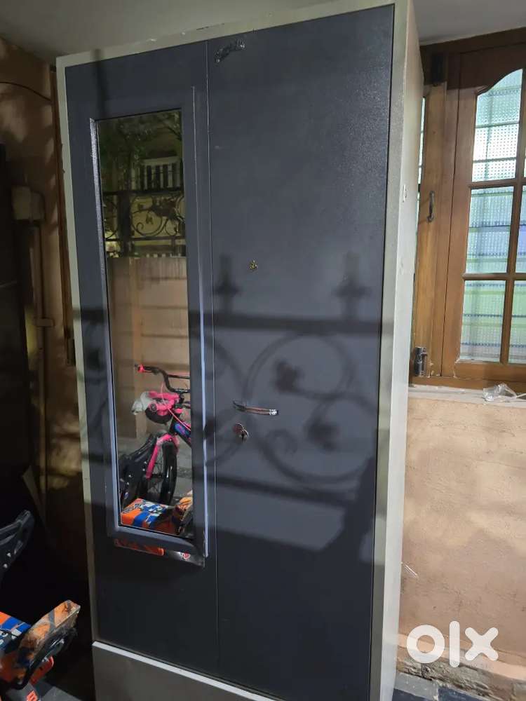 Wardrobe cabinet