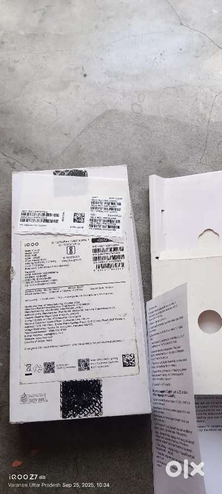 Iqqo z7 5G 8GB रैम 128 जीबी इंटरनल बॉक्स चार्जर है