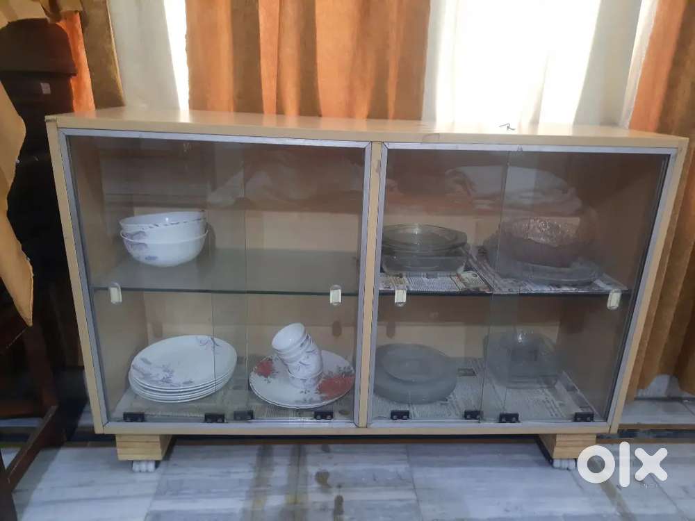 Crockery almira 4'x1.3' and computer table 3'x1.3