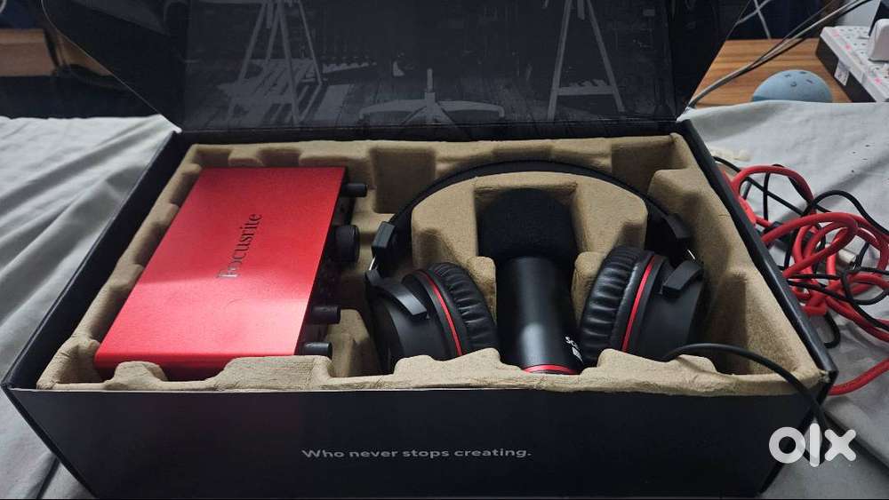 Focusrite Scarlett 2i2 Studio 4th Gen – Complete Bundle (Mic + Headpho